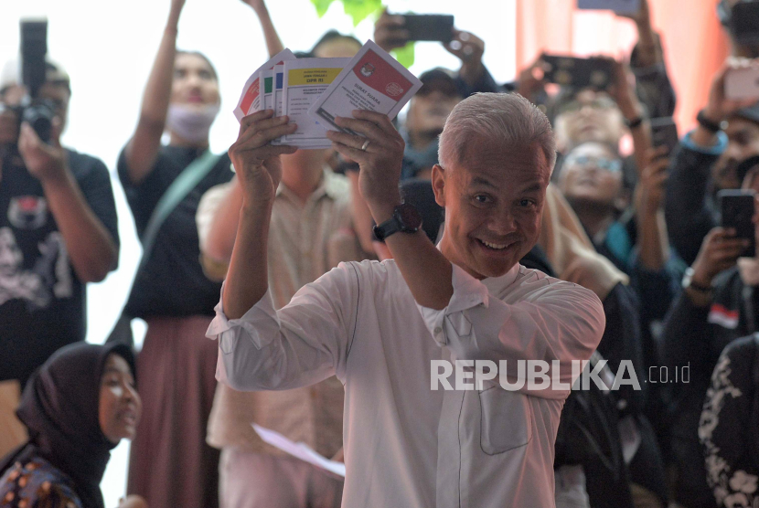 Calon Presiden nomor urut 03 Ganjar Pranowo bersama keluarga saat memberikan hak suara Pemilu 2024  di TPS 11, Lempongsari, Gajahmungkur, Semarang, Jawa Tengah, Rabu (14/2/2024).