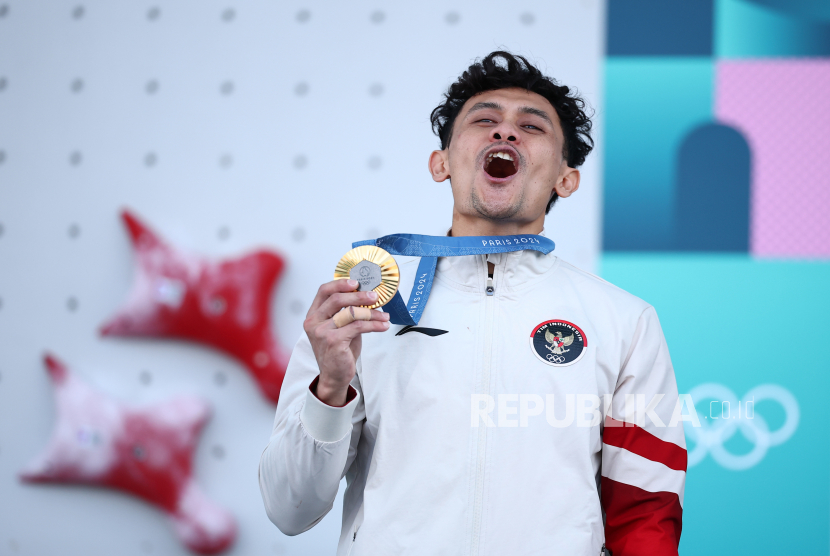 Atlet panjat tebing Indonesia, Veddriq Leonardo merayakan medali emas di the Le Bourget Sport Climbing Venue in Le Bourget, Paris, Prancis, Kamis (8/8/2024).