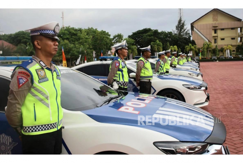 Anggota Satuan Lalu Lintas saat mengikuti apel gelar pasukan Operasi Patuh Candi 2023, untuk menekan angka fatalitas kecelakaan lalu lintas di jalan raya, tingkat Polda Jawa Tengah, Senin (10/7/2023).