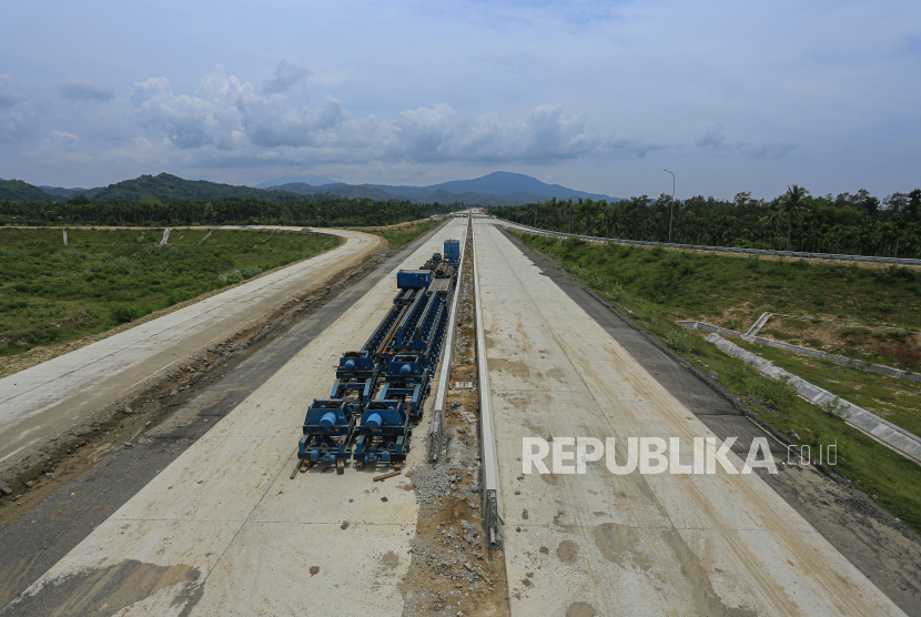 Alat berat digunakan untuk menyelesaikan pembangunan ruas jalan Seksi I Tol Sigli-Banda Aceh (Sibanceh) di Aceh Besar, Aceh, (Ilustrasi)