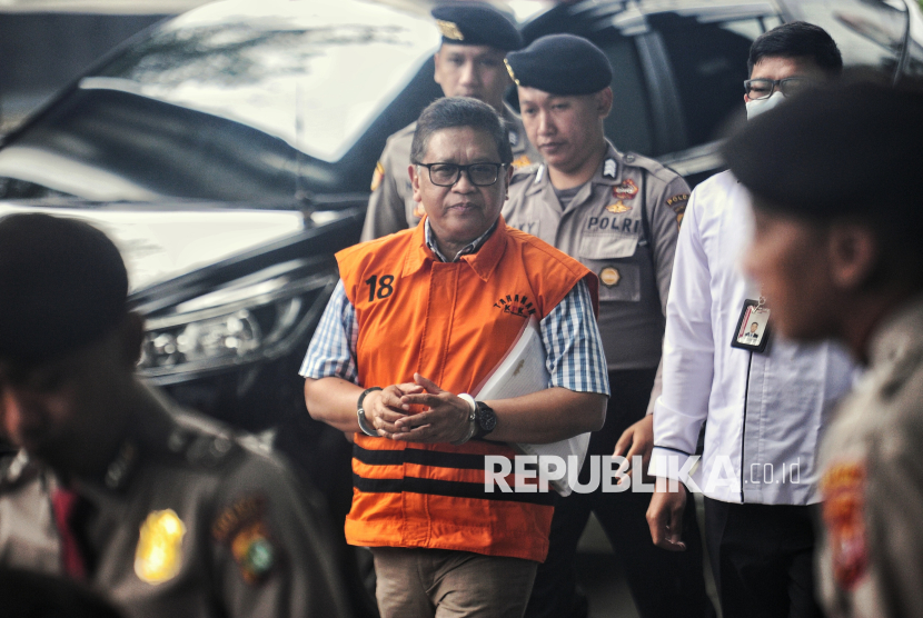 Tersangka kasus dugaan suap Hasto Kristiyanto tiba untuk menjalani pemeriksaan di Gedung Merah Putih KPK, Jakarta, Rabu (26/2/2025). Sekjen PDI Perjuangan tersebut diperiksa dalam perkara dugaan suap kepada komisioner KPU terkait penggantian antarwaktu (PAW) anggota DPR 2019-2024 yang melibatkan Harun Masiku dan kasus perintangan penyidikan.