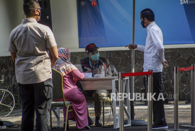 Presiden Joko Widodo (Jokowi) meninjau simulasi  pemberian vaksinasi COVID-19 di Puskesmas Tanah Sareal, Kota Bogor, Jawa Barat, Rabu (18/11/2020). Dalam kunjungannya, Jokowi meninjau satu persatu tahapan simulasi pemberian vaksin COVID-19, dan juga meminta pada saat pemberian vaksinasi nanti lebih sempurna sehingga aman, cepat dan memperhatikan protokol kesehatan. 