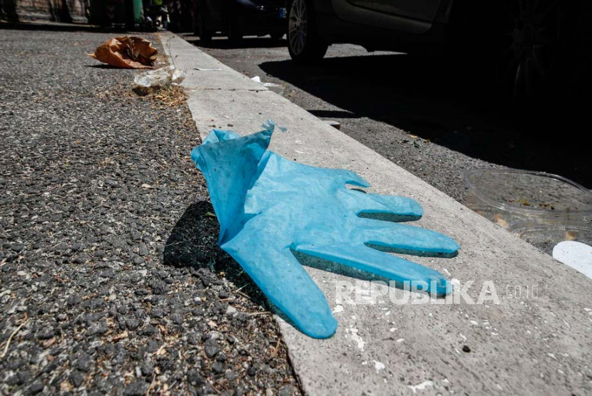 epa08444973 Sampah sarung tangan lateks yang dibuang terletak di trotoar di Roma, Italia, Selasa (26/5). andemi penyakit coronavirus (COVID-19)