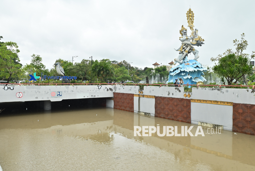 Warga melihat banjir yang menggenangi kawasan Underpass Simpang Dewa Ruci, Kuta, Badung, Bali, Rabu (10/9/2025). Hujan yang mengguyur wilayah Bali sejak Selasa (9/9) mengakibatkan banjir di berbagai titik dengan ketinggian air yang bervariasi hingga mencapai 1,5 meter. 