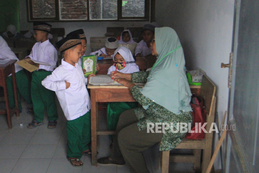 Sejumlah siswa mengikuti kegiatan belajar di salah satu Madrasah Diniyah. 
