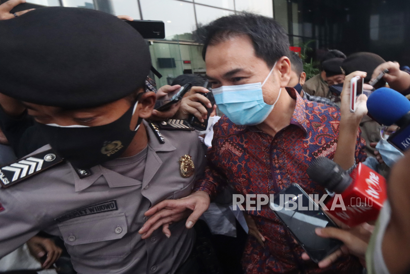 Wakil Ketua DPR Azis Syamsuddin (kanan) berjalan menghindari pertanyaan wartawan usai menjalani pemeriksaan di Gedung Merah Putih KPK, Jakarta, beberapa waktu lalu.
