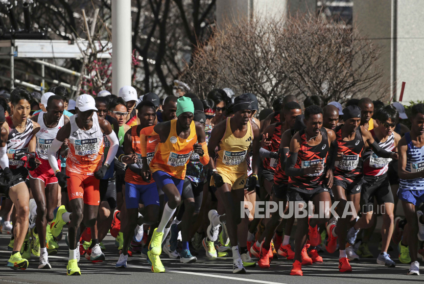 Pelari memulai Tokyo Marathon 2024 di Gedung Pemerintah Metropolitan Tokyo di Tokyo, Jepang, Ahad, (3/3/2024).