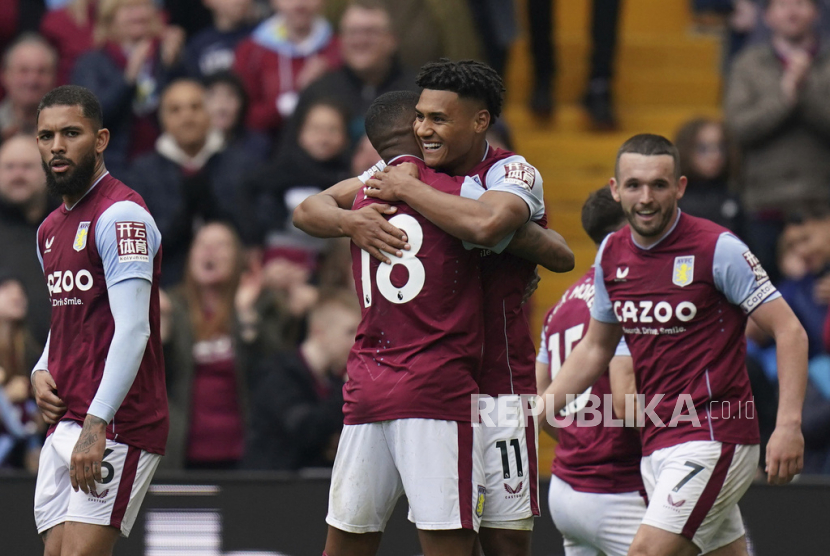  Pencetak gol Aston Villa Ollie Watkins (kanan tengah) dan rekan satu timnya merayakan gol kedua timnya pada pertandingan sepak bola Liga Premier Inggris antara Aston Villa dan Newcastle United di Villa Park di Birmingham, Inggris, Sabtu (15/4/2023).