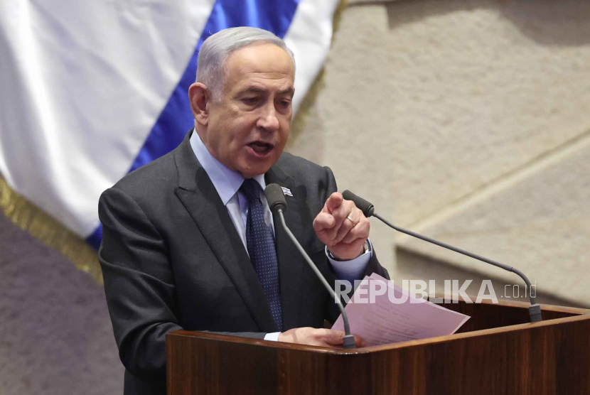 Perdana Menteri Israel Benjamin Netanyahu berbicara selama sesi pemungutan suara untuk pemakzulan anggota parlemen partai Hadash-Ta'al Ofer Cassif di Yerusalem, 19 Februari 2024.