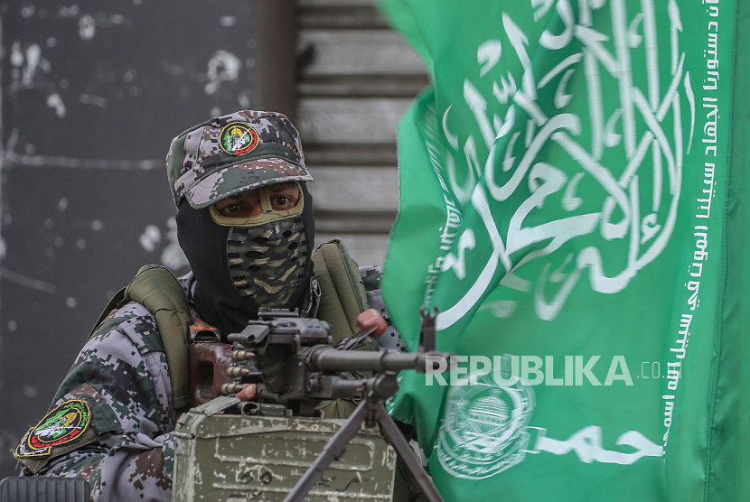  Pejuang dari Brigade Ezz-Al Din Al Qassam, sayap militer gerakan Hamas Palestina,.