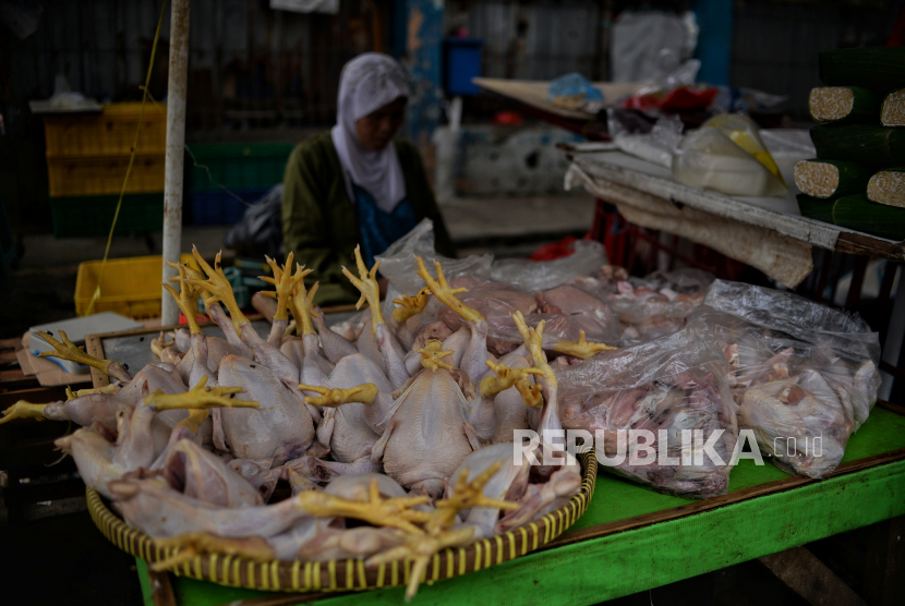 Pedagang menunggu pembeli di pasar tradisional Pasar Minggu, Jakarta Selatan, Senin (19/12/2022). sen. Republika/Thoudy Badai