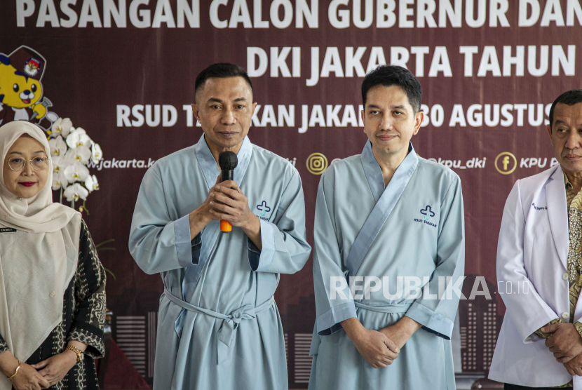 Pasangan bakal calon Gubernur dan bakal calon Wakil Gubernur DKI Jakarta Dharma Pongrekun (kedua kiri) dan Kun Wardana (kedua kanan) memberi keterangan sebelum menjalani pemeriksaan kesehatan di RSUD Tarakan, Jakarta, Ahad (1/9/2024). Dharma Pongrekun dan Kun Wardana menjadi pasangan terakhir yang menjalani pemeriksaan kesehatan sebagai syarat mengikuti Pilgub DKI Jakarta. 