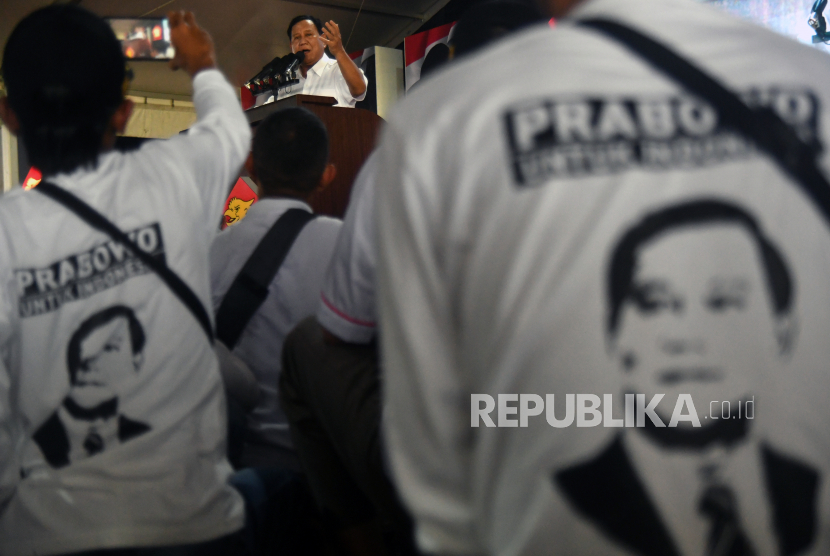Kader Partai Gerindra Kota Bogor memakai kaus bergambar Prabowo Subianto.