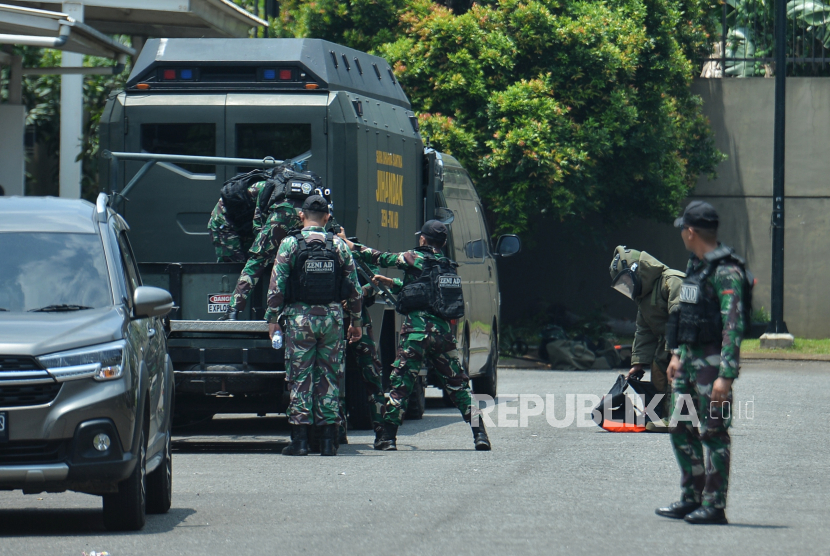 Petugas Kompi Penjinak Bahan Peledak (Jihandak) Zeni TNI AD berusaha menjinakan material yang diduga sisa bahan peledak di area pemukiman warga di komplek cluster Visalia, Perumahan Kota Wisata, Ciangsana, Gunung Putri, Kabupaten Bogor, Jawa Barat, Ahad (31/3/2024). Jihandak Zeni TNI AD berhasil mengamankan lima material peledak yang diduga granat yang terpental ke cluster Visalia saat terjadi kebakaran di gudang amunisi daerah (Gudmurah) Kodam Jaya. Hingga saat ini pukul 13.00 WIB,  tim Jihandak masih melakukan penyisiran dengan menggunakan mobil bahan peledak, metal detector dan peredam ledakan untuk meminimalisir serpihan sisa bahan peledak di kawasan tersebut. Sampai saat ini, warga di cluster Visalia masih diminta untuk mengosongkan rumah sampai penyesirian Jihandak selesai dilaksanakan.