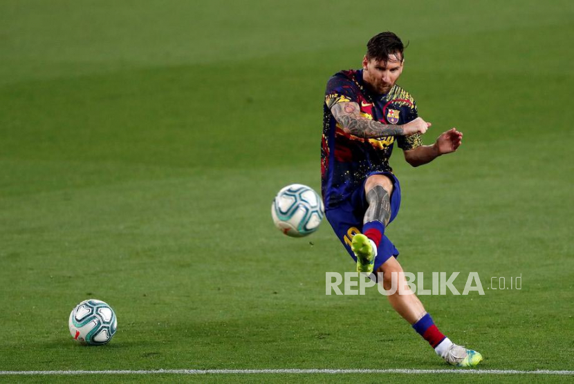 Bintang FC Barcelonas Lionel Messi melakukan pemanasan sebelum pertandingan sepak bola LaLiga Spanyol antara FC Barcelona dan CA Osasuna diadakan di Stadion Camp Nou, di Barcelona, ??Spanyol, 16 Juli 2020.