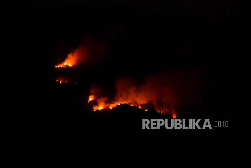 Api kebakaran hutan Gunung Lawu terlihat dari Magetan, Jawa Timur, Senin (2/10/2023). 