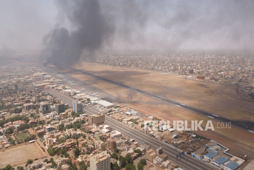 Asap mengepul di atas kota saat tentara dan paramiliter terlibat bentrok dalam perebutan kekuasaan, di Khartoum, Sudan, 15 April 2023.  