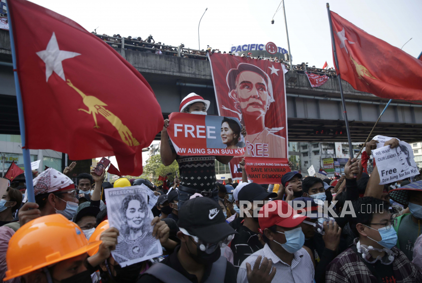  Para pengunjuk rasa memegang spanduk yang menyerukan untuk membebaskan pemimpin terguling kudeta Myanmar Aung San Suu Kyi selama protes terhadap kudeta militer di Yangon, Myanmar, Selasa (9/2). Kendati AS menjatuhkan sanksi ke Myanmar, impor kayu jati masih berlangsung.