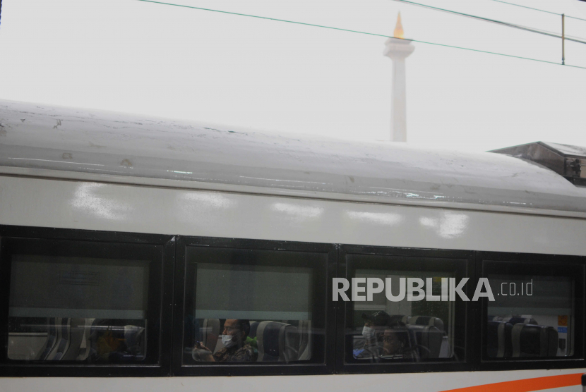Pemudik menaiki Kereta Argo Sindoro di Stasiun Gambir, Jakarta Pusat, Jumat (14/4/2023). 