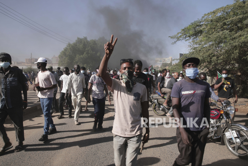 Protes Sudan terhadap pengambilalihan militer, yang menjungkirbalikkan transisi rapuh negara itu menuju demokrasi, di Khartoum, Sudan, Ahad, 21 November 2021. 