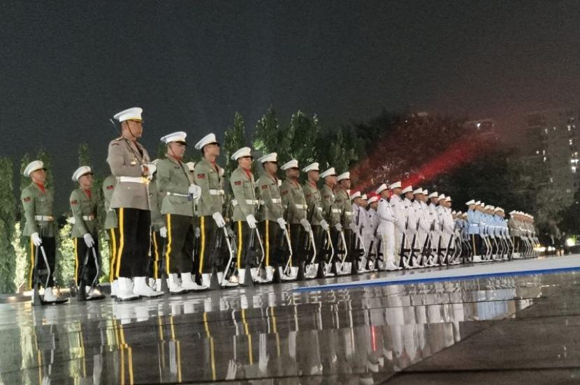 Tradisi Renungan Suci Prabowo dan Jokowi, sama makna tapi beda gaya.