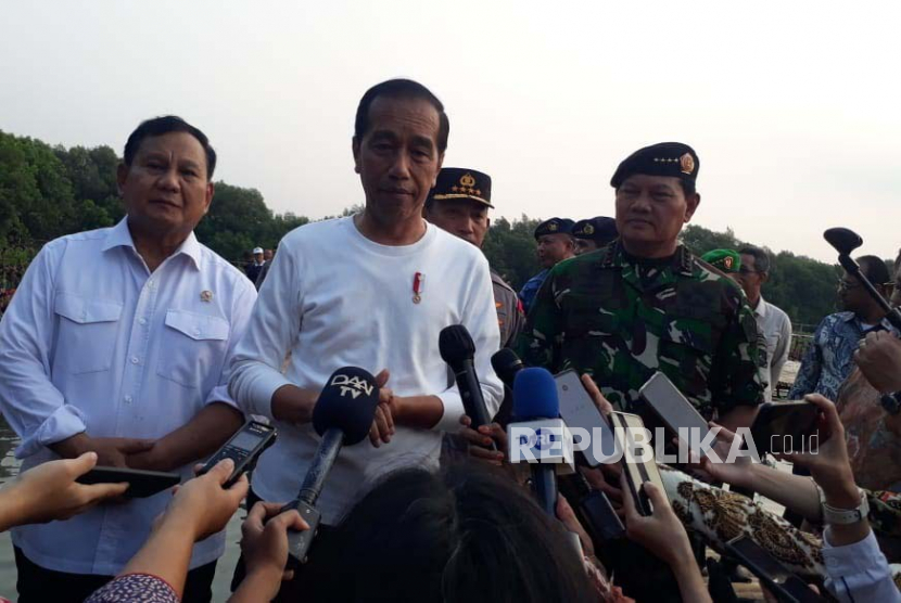 Presiden Joko Widodo (Jokowi) dan Menteri Pertahanan Prabowo Subianto. Di depan Menhan Prabowo, Presiden Jokowi minta menteri yang jadi capres ajukan cuti.