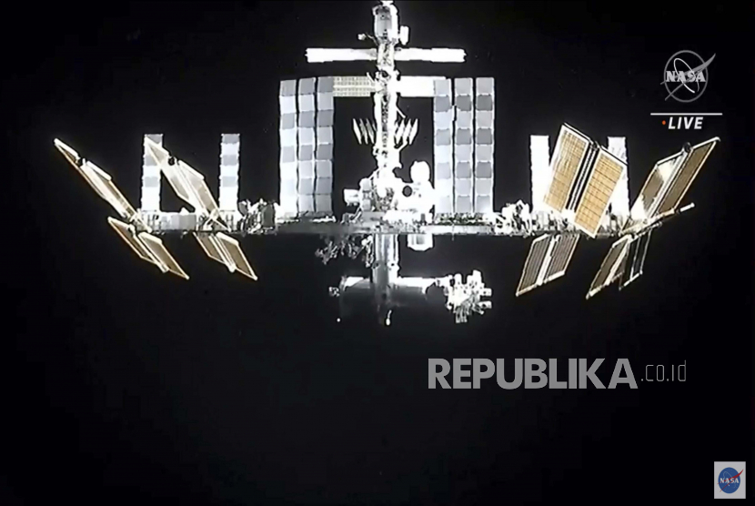 SpaceX Luncurkan 53 Satelit Starlink ke Orbit. Dalam gambar dari video yang disediakan oleh NASA, Stasiun Luar Angkasa Internasional di undock kapsul SpaceX Dragon pada Senin, 8 November 2021,