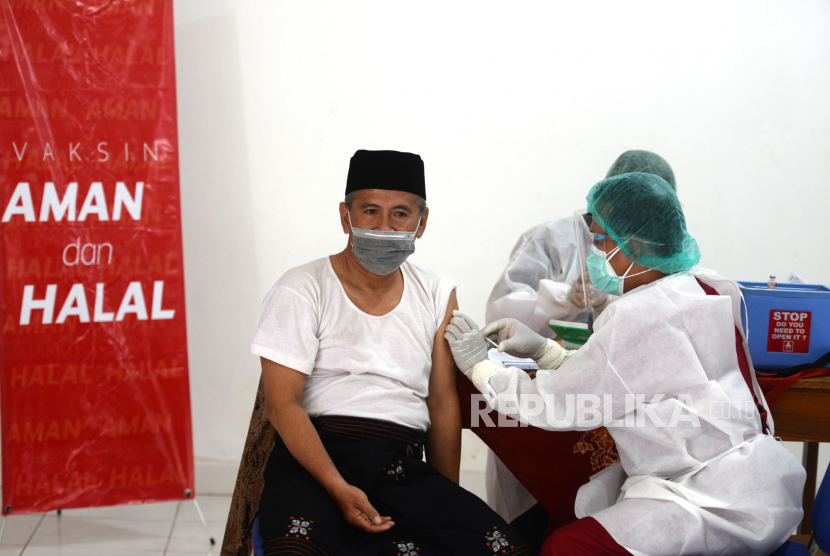 Kiai menjalani penyuntikan vaksin Covid-19, ilustrasi. Ratusan kiai dan santri dari berbagai pondok pesantren di Kota Yogyakarta mendapatkan vaksin Covid-19 dosis ketiga (booster) pada Selasa (12/4/2022). 