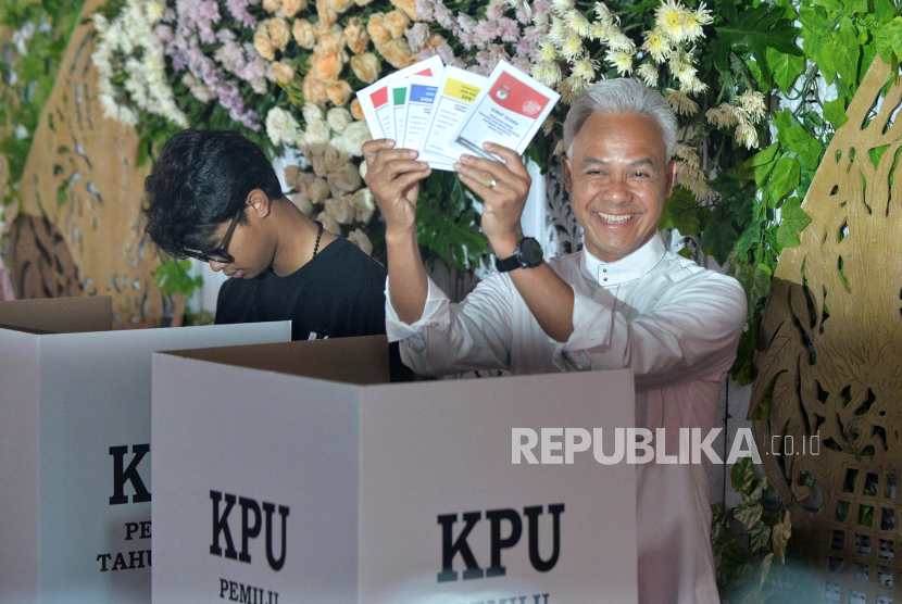 Calon Presiden nomor urut 03 Ganjar Pranowo bersama keluarga saat memberikan hak suara Pemilu 2024  di TPS 11, Lempongsari, Gajahmungkur, Semarang, Jawa Tengah, Rabu (14/2/2024).