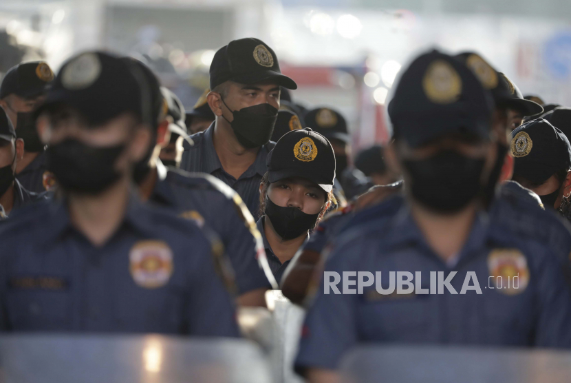 Personel polisi Filipina berdiri dalam formasi. Aparat kepolisian di Filipina telah membunuh satu tersangka dan menangkap tiga lainnya dalam kasus penembakan yang menewaskan seorang gubernur di salah satu provinsi Filipina tengah.