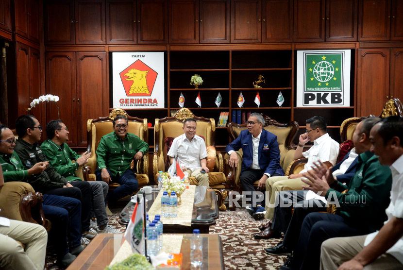 Wakil Ketua Umum PKB Jazilul Fawaid (kiri), Ketua Harian DPP Partai Gerindra Sufmi Dasco Ahmad (tengah) dan Wakil Ketua Umum Partai Nasdem Ahmad Ali (kanan). Nasdem datangi Sekber politisi Gerindra sebut menuju koalisi perubahan Indonesia Raya.