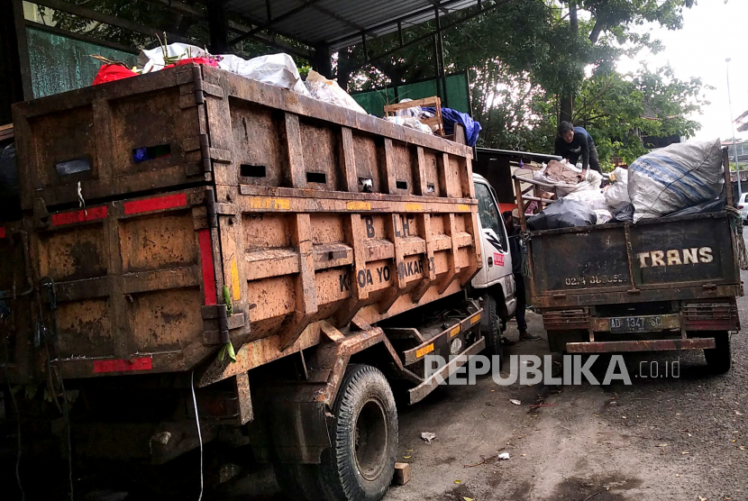 Pekerja mengangkut sampah anorganik di Depo Sampah RRI, Kota Baru, Yogyakarta.