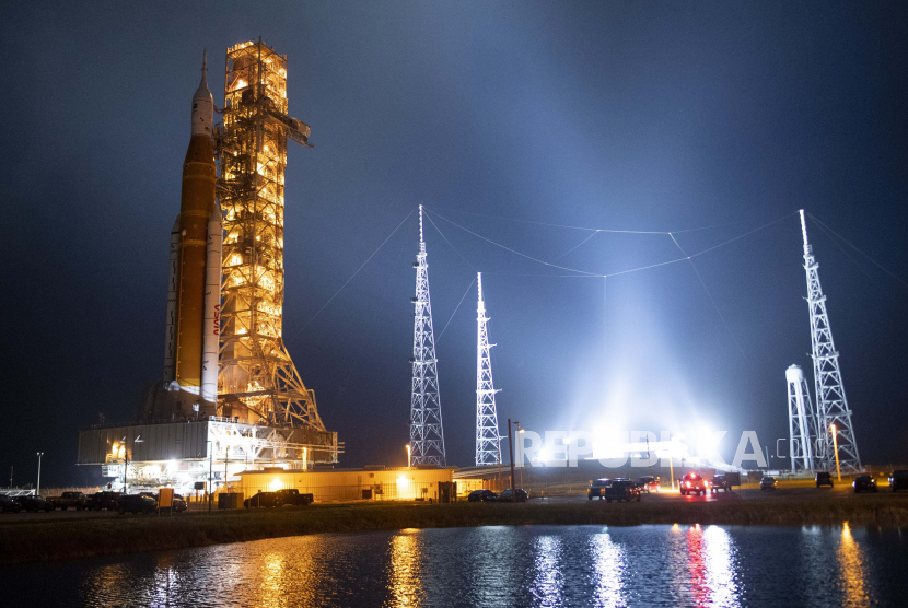 Sebuah foto selebaran yang disediakan oleh NASA menunjukkan roket Space Launch System (SLS) NASA dengan pesawat ruang angkasa Orion terlihat di atas peluncur bergerak saat Crawler Transporter-2 (CT-2) mulai mendaki landasan di Launch Pad 39B, di Kennedy NASA Pusat Antariksa di Cape Canaveral, Florida, AS, 04 November 2022. Misi Artemis I NASA adalah uji terintegrasi pertama dari sistem eksplorasi luar angkasa badan tersebut: pesawat ruang angkasa Orion, roket SLS, dan sistem darat pendukung. Peluncuran uji terbang tanpa awak ditargetkan pada 14 November pukul 12:07 pagi.
