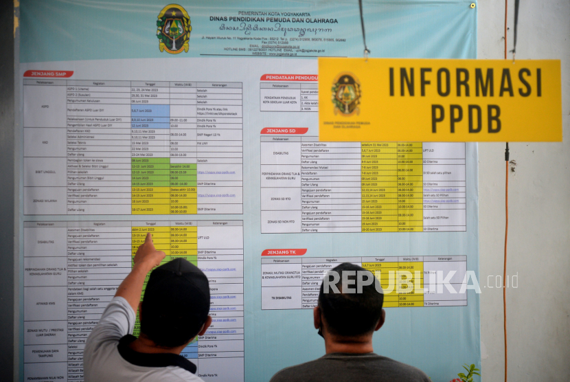 Orang tua wali murid mencari informasi terkait penerimaan peserta didik baru (PPDB) di Disdikpora Kota Yogyakarta, Selasa (13/5/2023). (Ilustrasi)