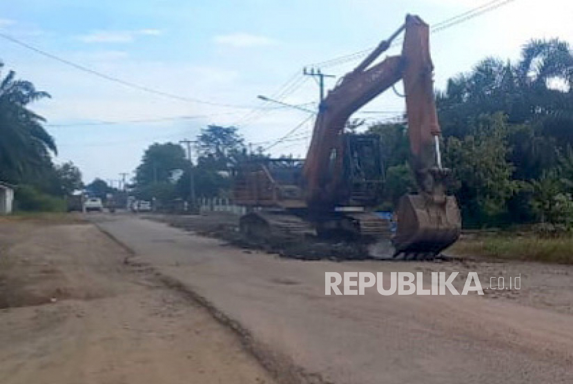 Jalan rusak poros Rumbia, Kecamatan Rumbia, Kabupaten Lampung Tengah, Lampung, diperbaiki sebelum kedatangan Presiden Jokowi, Kamis (4/5/2023). 