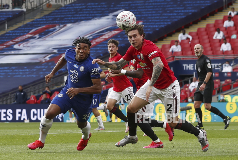 Reece James (L) of Chelsea in action against Manchester United