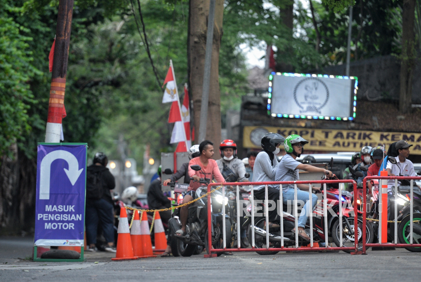Kendaraan mengantre saat mengisi BBM jenis Pertalite di salah satu SPBU di Jakarta, Senin (22/8/2022). Pemerintah berencana menaikan harga subsidi BBM jenis Pertalite dan Solar imbas dari beban subsidi negara yang besar. Sementara menurut pengamat Energi Mamit Setiawan kenaikan harga BBM bersubsidi sudah tepat, bahkan menurutnya BBM Pertalite bisa dinaikan hingga Rp10 ribu per liter dan Solar menjadi Rp8.500 per liter.epublika/Thoudy Badai