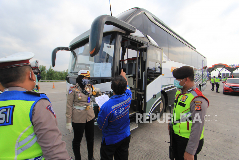 Petugas saat melakukan penjagaan PSBB Kabupaten Cirebon (Ilustrasi)