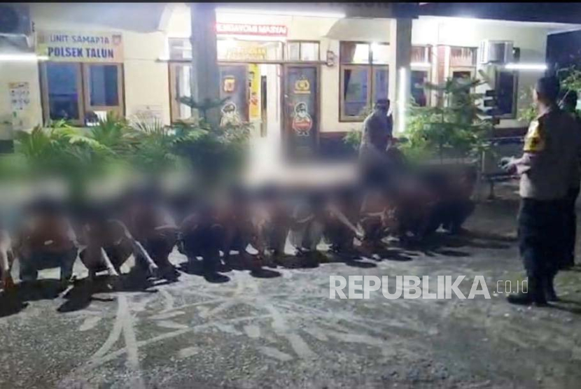 Jajaran Polresta Cirebon mengamankan 13 pemuda yang hendak melakukan perang sarung, Rabu (20/3/2024) sekitar pukul 00.30 WIB. Fenomena perang sarung marak terjadi pada Ramadhan. (ilustrasi)