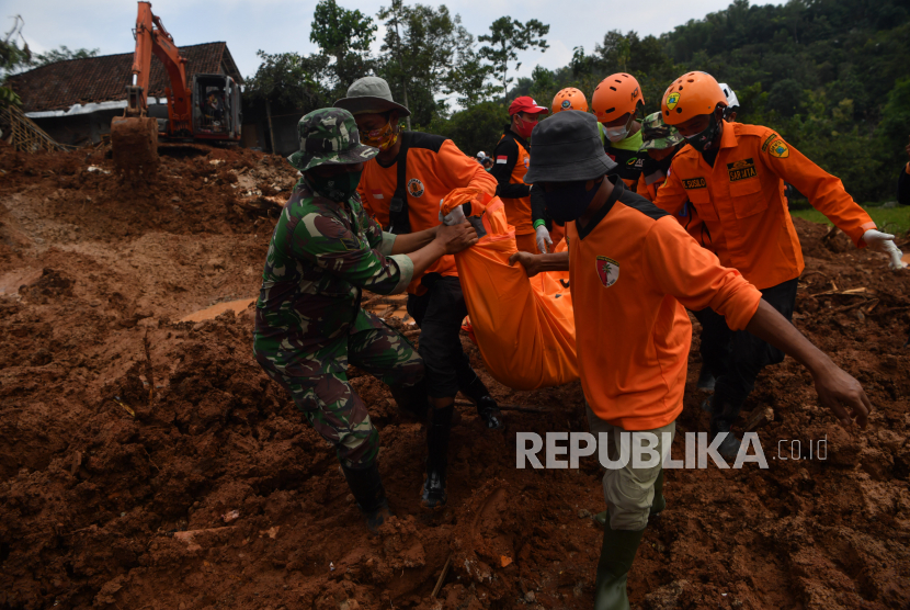 Tim SAR mengevakuasi korban tanah longsor di Ngetos, Nganjuk, Jawa Timur.