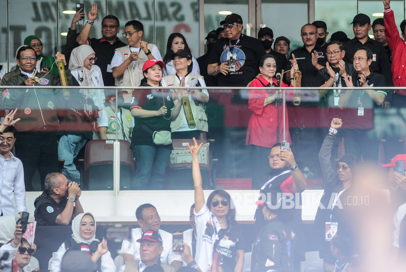 Ketua Umum PDIP Megawati Soekarnoputri (kedua kanan) bersama Cawapres nomor urut 3 Mahfud MD (kiri), Ketua DPP PDIP Puan Maharani (kedua kiri) dan Prananda Prabowo (kanan) memukul pentungan saat acara Konser Salam M3tal (Menang Total) di Stadion Utama Gelora Bung Karno, Jakarta, Sabtu (3/2/2024). Kampanye yang mengangkat tema Harapan Jutaan Rakyat dan Konser Salam Metal Menang Total dihadiri ribuan relawan Ganjar-Mahfud dari Jakarta, Banten, dan Jawa Barat.