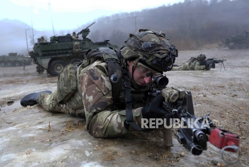 Seorang prajurit Angkatan Darat AS mengarahkan senapan mesinnya selama latihan militer bersama antara Korea Selatan dan Amerika Serikat di Paju, Korea Selatan,pada 13 Januari 2023.