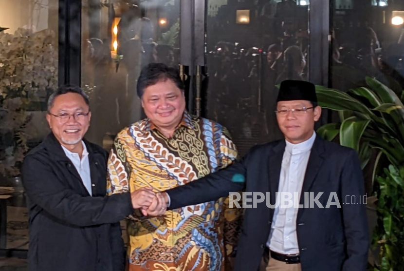Ketua Umum Partai Golkar, PAN, dan PPP menegaskan bahwa Koalisi Indonesia Bersatu (KIB) tak bubar usai PPP mendeklarasikan Ganjar Pranowo sebagai capres, di kediaman Airlangga Hartarto, Jakarta, Kamis (27/4) malam.