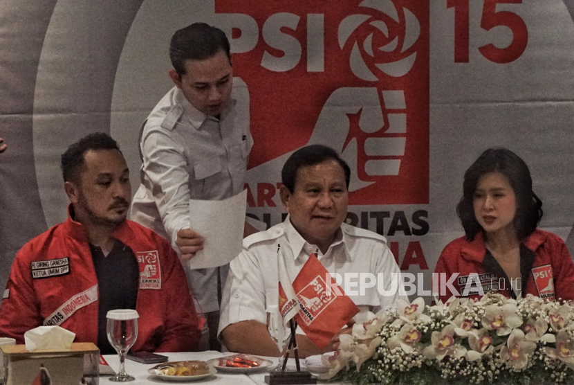 Ketua Umum Partai Solidaritas Indonesia (PSI) Giring Ganesha (kiri) , Ketua Umum Partai Gerindra Prabowo Subianto (dua kanan) dan Wakil Ketua Dewan Pembina PSI Grace Natalie (kanan) bersiap melakukan pertemuan di Kantor DPP PSI, Jakarta, Rabu (2/8/2023). Pertemuan silahturahmi tersebut membahas hal-hal isu politik diantaranya terkait Pemilu dan Pilpres 2024.