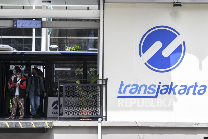 Sejumlah penumpang turun dari bus Transjakarta di Halte Bundaran Hotel Indonesia, Jakarta, Ahad (14/3/2021). PT Transportasi Jakarta (Transjakarta) menargetkan pada tahun 2030, sebanyak 10.400 unit bus yang dioperasikan di wilayah Ibu Kota merupakan bus listrik. 