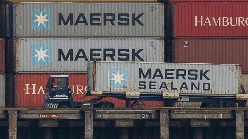 Perusahaan pengiriman peti kemas terbesar di dunia Maersk pada Selasa (1/3/2022) mengatakan telah menangguhkan sementara semua pengiriman ke Rusia.