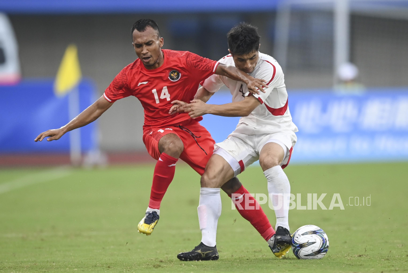 Pesepak bola Timnas U-24 Indonesia Robi Darwis (kiri) berusaha melewati pesepak bola Korea Utara Kim Pomhyok  pada babak Grup F Asian Games 2022 di Zhejiang Normal University Stadium, Jinhua, China, Ahad (24/9/2023). Indonesia kalah dengan skor 0-1. 
