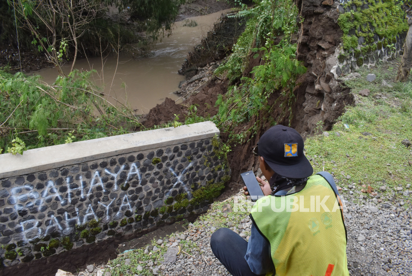 Hujan lebat selama dua hari terakhir menimbulkan belasan titik tanah longsor di Kabupaten Ogan Komering Ulu Selatan, Sumatera Selatan (Sumsel) (Foto: ilustrasi longsor)