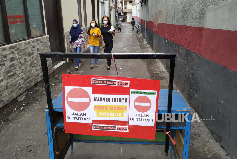 Pemberlakuan Pembatasan Kegiatan Masyarakat (PPKM) Mikro di Gang Masjid III, Jalan Ahmad Yani, Kota Bandung, Senin (28/6). Pemkot Bandung terus meningkatkan pengawasan penanganan Covid-19 yang tertuang dalam Peraturan Wali Kota (Perwal) Nomor 61 Tahun 2021 tentang PPKM Mikro. Hal tersebut sebagai upaya mencegah lonjakan kasus Covid-19 di Kota Bandung yang saat ini masuk zona merah.
