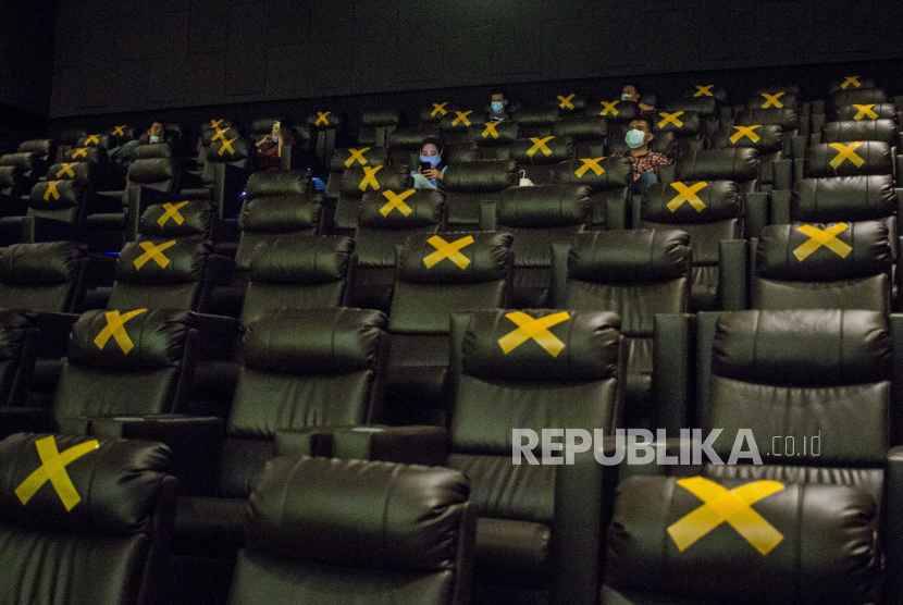 Pengunjung menyaksikan film yang diputar di salah satu bioskop dengan protokol kesehatan.
